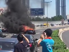 恐怖現(xiàn)場(chǎng)：6次變道連撞4車，天津馬自達(dá)一懟四