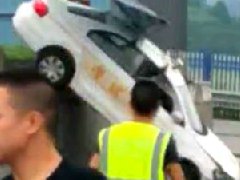 油門當(dāng)剎車，駕考女學(xué)員飛越考場！